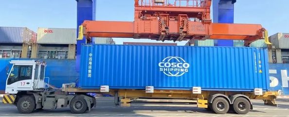 民生護(hù)航者 14個(gè)集裝箱大米跨越千里緊急馳援海南背后的物流突圍戰(zhàn)